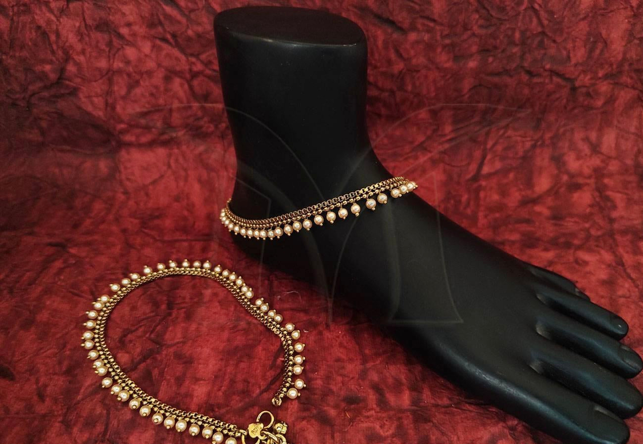 Golden Tone Anklet With Moti