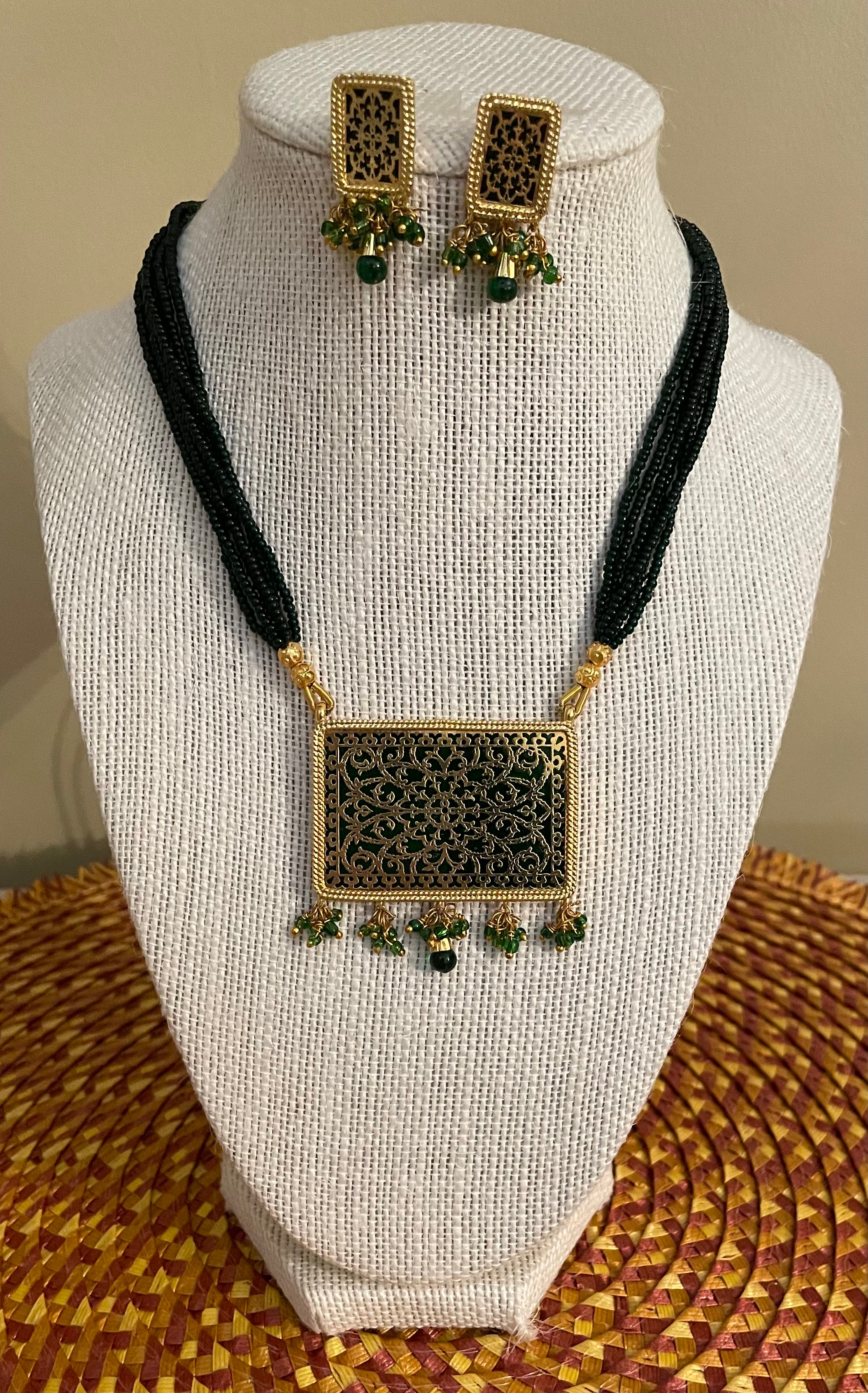 Elegant Thewa Necklace (Green) with Earrings